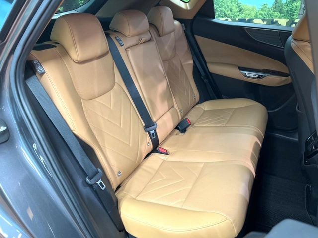 後部座席も気になるようなキズ・汚れやへたり等、大きなダメージはなく、良好な状態です。