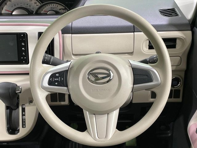 �C���e���A�ɍ��킹���f�U�C���̃X�e�A�����O�́A�^�]�������̂��Ƃ��l���A�^�]���₷���`��A�傫���ł��B�����x�A���ۂɐG���Ă��m���߂��������B