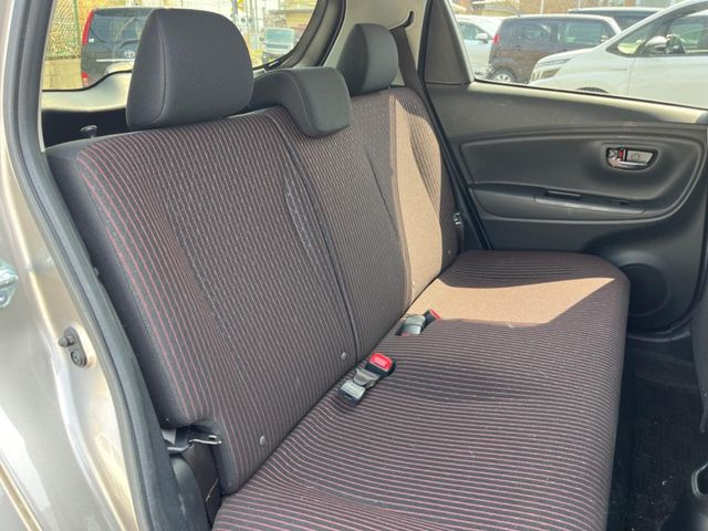 後部座席も気になるようなキズ・汚れやへたり等、大きなダメージはなく、良好な状態です。