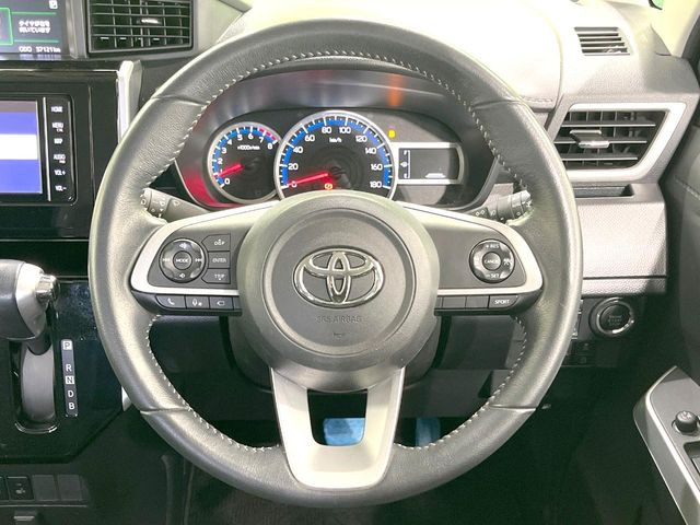 インテリアに合わせたデザインのステアリングは、運転される方のことも考え、運転しやすい形状、大きさです。是非一度、実際に触ってお確かめください。