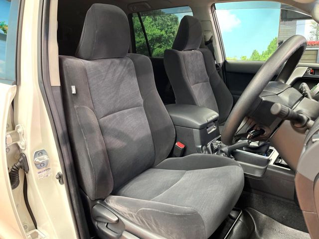 運転席まわりには十分なスペースがあり、大柄な方でもゆったり運転していただける環境です。