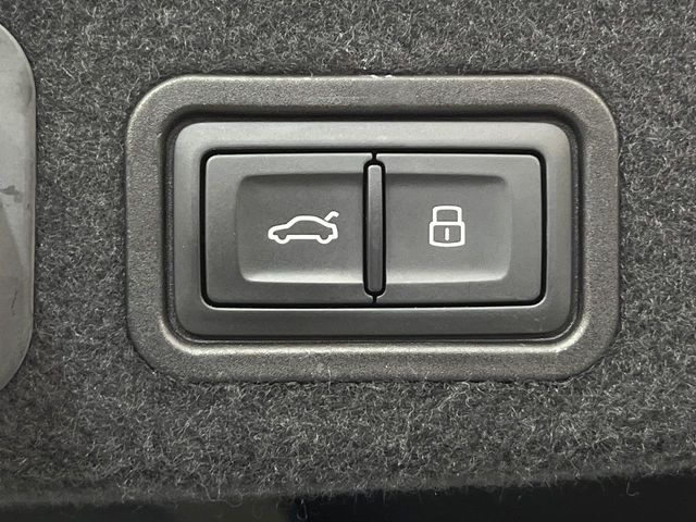 ●電動リアゲート:ワンタッチでリアゲートの開閉ができ、荷物などで両手が塞がっている状態でも簡単に開閉ができる便利機能です。