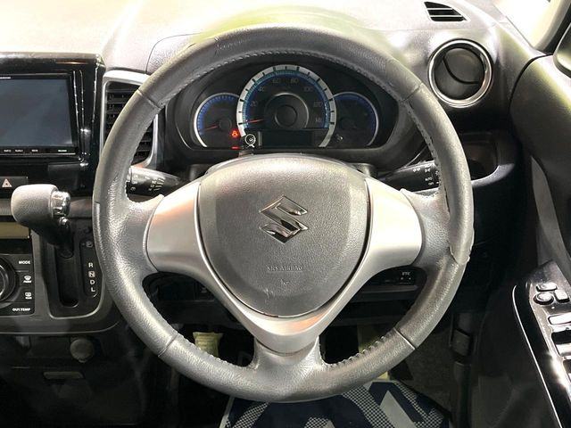 �C���e���A�ɍ��킹���f�U�C���̃X�e�A�����O�́A�^�]�������̂��Ƃ��l���A�^�]���₷���`��A�傫���ł��B�����x�A���ۂɐG���Ă��m���߂��������B