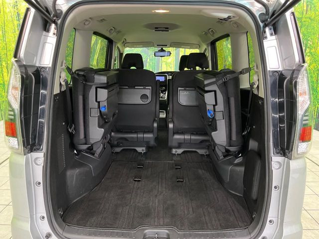 ���i�̂���������ʋ΁A���}���ɏ\���ȉ׎��X�y�[�X���m�ۂ��Ă���܂��B�Z�J���h�V�[�g��|���ƁA�傫�ȉו��̐ύڂ��\�ł���