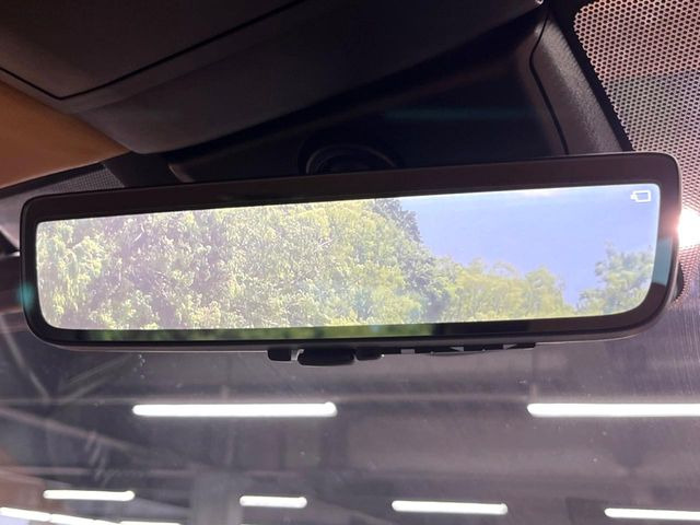 【デジタルインナーミラー】後席の大きな荷物や同乗者で後方が確認しづらい時でも安心!カメラが撮影した車両後方の映像をルームミラー内に表示。クリアな視界で状況の確認が可能です!