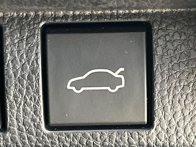 【パワーバックドア】スマートキーや運転席のボタンを押すだけでリアゲートが自動で開閉します!荷物を持っている時や、高い位置にあるバックドアを閉める際に便利な機能です♪