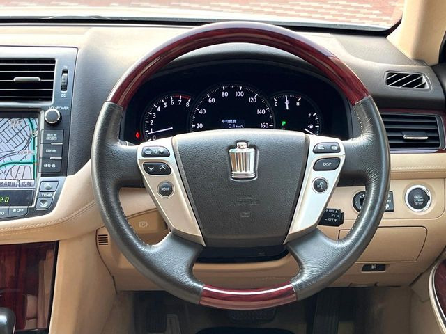 【ウッドコンビステアリング】高級感ある木目調パーツを採用した手に良く馴染むコンビハンドル。運転席廻りの雰囲気も一気に豪華になります!