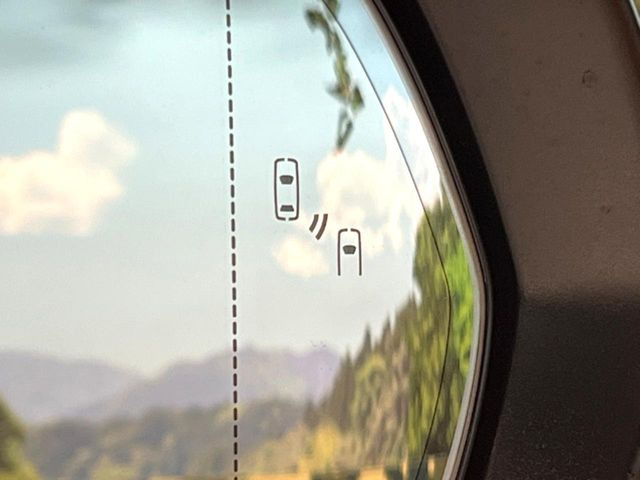 【ブラインドスポットモニター】走行中、ドアミラーの死角になりやすい箇所に後続車が接近するとサイドミラーのレンズに警告を表示!ドライバーに注意喚起をしてくれます。