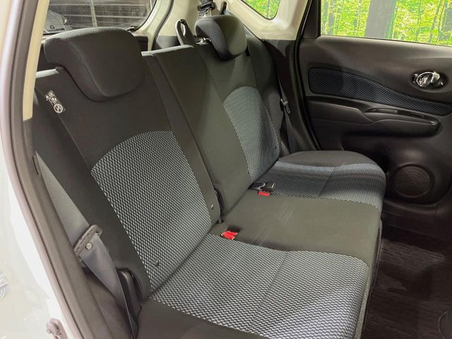 広々とした2列目シートは居住性が高く、居心地も快適!友達や家族とのお出かけにぴったりです。ベビーシートやチャイルドシート使用時も快適にお過ごしいただける十分な空間を確保しています。