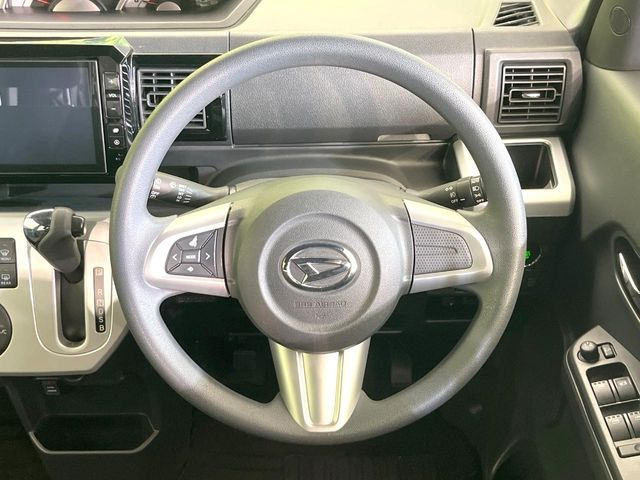 �C���e���A�ɍ��킹���f�U�C���̃X�e�A�����O�́A�^�]�������̂��Ƃ��l���A�^�]���₷���`��A�傫���ł��B�����x�A���ۂɐG���Ă��m���߂��������B