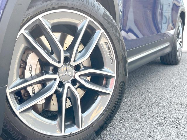 ●純正19インチアルミホイール:輸入車ならではの卓越した走りを支えるホイールと足回りです!日本車の走りに慣れている方にもぜひ体感して頂きたいほど、高いレベルでまとまっています!