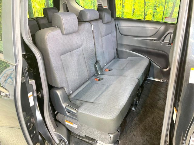 後部座席も気になるようなキズ・汚れやへたり等、大きなダメージはなく、良好な状態です。