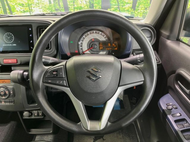 �C���e���A�ɍ��킹���f�U�C���̃X�e�A�����O�́A�^�]�������̂��Ƃ��l���A�^�]���₷���`��A�傫���ł��B�����x�A���ۂɐG���Ă��m���߂��������B