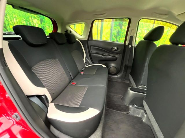 後部座席も気になるようなキズ・汚れやへたり等、大きなダメージはなく、良好な状態です。