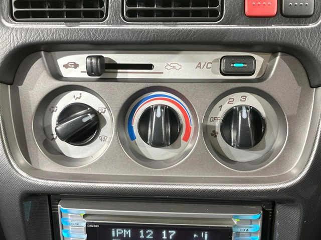 寒い冬も暑い夏も全席に快適な空調を届けてくれる、ダイヤル式エアコンを装備♪