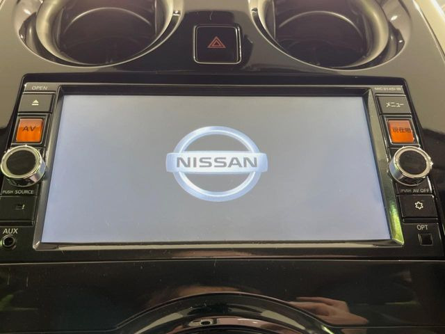 【純正ナビ】人気の純正ナビを装備しております。ナビの使いやすさはもちろん、オーディオ機能も充実!キャンプや旅行はもちろん、通勤や買い物など普段のドライブも楽しくなるはず♪