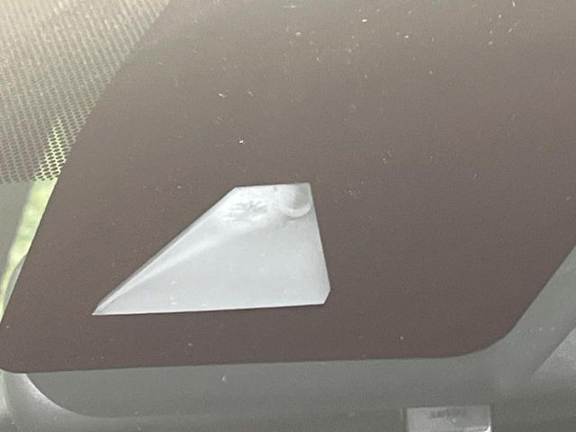 【トヨタセーフティセンス】走行中に前方の車両等を認識し、衝突しそうな時は警報とブレーキで衝突回避と被害軽減をアシスト。より安全にドライブをお楽しみいただけます。