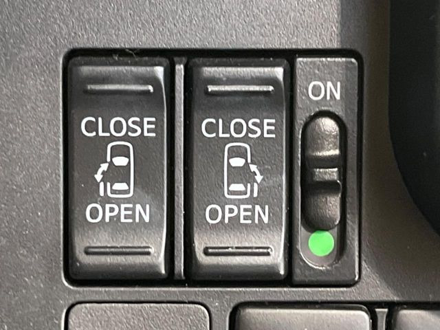 【両側パワースライドドア】スマートキーや運転席のスイッチで後席両側スライドドアの開閉が可能♪電動だから力を入れてドアを開ける必要が無く、小さなお子様でも簡単に開け閉めでき快適です♪