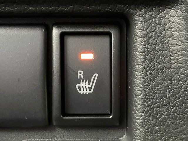 【シートヒーター】寒い日に重宝するシートヒーター!エアコンより早く温まってくれるので寒がりの人も安心ですね♪エアコンの温風は乾燥するから苦手、という方にもをおすすめです。