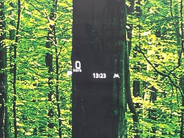 【ヘッドアップディスプレイ】現在の速度や走行情報をデジタル表示で運転席前方のガラスに投影!運転中、目線をずらさず必要な情報を確認できるのでとっても便利で安心!