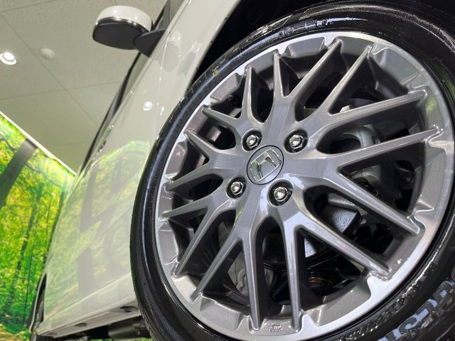 �y����15�C���`�A���~�z�C�[���z�O�ςɃ}�b�`���������A���~�z�C�[���𑕒����Ă���܂��B�e��ЊO�A���~�z�C�[����A�X�^�b�h���X�^�C�����戵�����Ă���܂��B���񂲑��k����������^�]�ȃV�[�g���͎g�p������