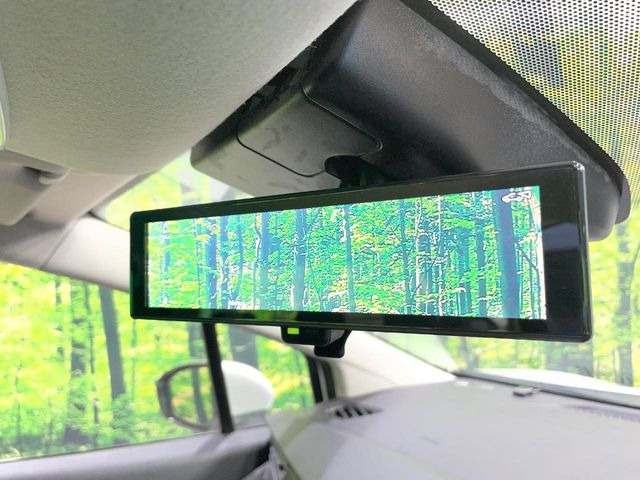 【インテリジェントルームミラー】後席の大きな荷物や同乗者で後方が確認しづらい時でも安心!カメラが撮影した車両後方の映像をルームミラー内に表示。クリアな視界で状況の確認が可能です!
