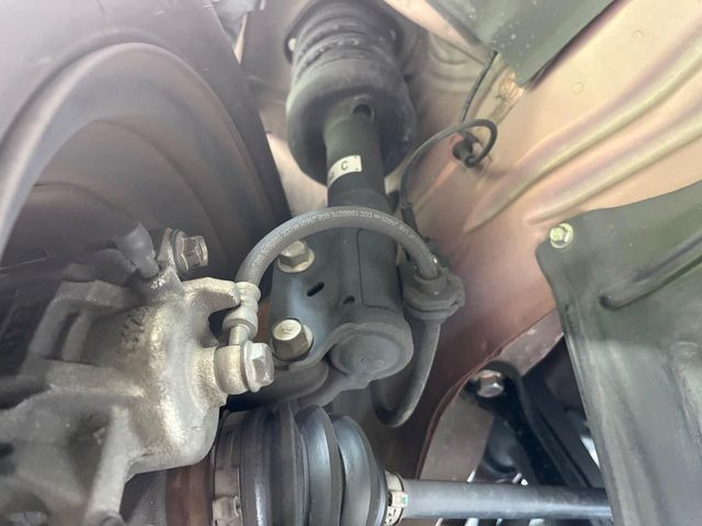 お車を安心してお乗りいただく為には、足回りの定期点検が欠かせません。サービスサポート(有償保証)では無料点検もご提供しており、安心のカーライフをお過ごしいただけるサポート体制が整っています。