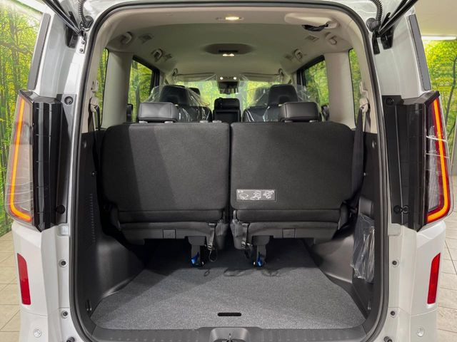 ���i�̂���������ʋ΁A���}���ɏ\���ȉ׎��X�y�[�X���m�ۂ��Ă���܂��B�Z�J���h�V�[�g��|���ƁA�傫�ȉו��̐ύڂ��\�ł���