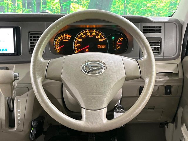 �C���e���A�ɍ��킹���f�U�C���̃X�e�A�����O�́A�^�]�������̂��Ƃ��l���A�^�]���₷���`��A�傫���ł��B�����x�A���ۂɐG���Ă��m���߂��������B