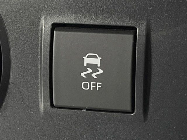 【横滑り防止装置】車両の横滑りを感知すると、自動的に車両の進行方向を保つように車両を制御します。雨の日など滑りやすい路面状況でも安全な運転が可能です。