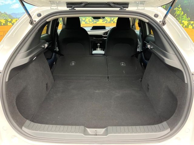 後席を格納すると、これだけの広さが!シーンに合わせたシートアレンジで、大きな荷物も積むことが出来ます♪