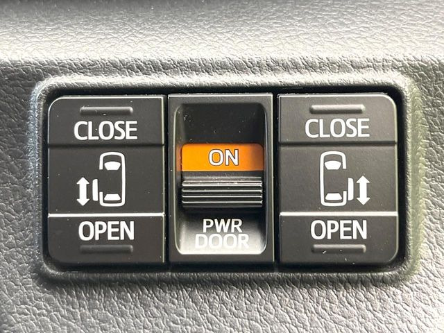 【両側パワースライドドア】スマートキーや運転席のスイッチで後席両側スライドドアの開閉が可能♪電動だから力を入れてドアを開ける必要が無く、小さなお子様でも簡単に開け閉めでき快適です♪