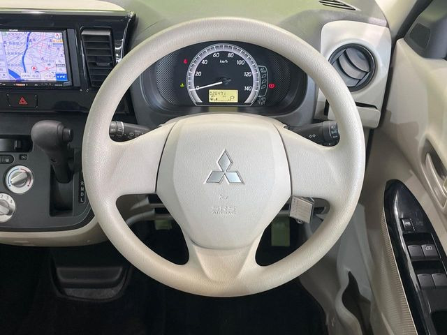 �C���e���A�ɍ��킹���f�U�C���̃X�e�A�����O�́A�^�]�������̂��Ƃ��l���A�^�]���₷���`��A�傫���ł��B�����x�A���ۂɐG���Ă��m���߂��������B