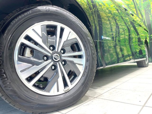 �y�����A���~�z�C�[���z�O�ςɃ}�b�`���������A���~�z�C�[���𑕒����Ă���܂��B�e��ЊO�A���~�z�C�[����A�X�^�b�h���X�^�C�����戵�����Ă���܂��B���񂲑��k����������