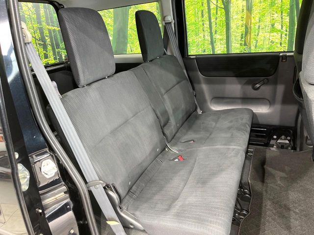 後部座席も気になるようなキズ・汚れやへたり等、大きなダメージはなく、良好な状態です。