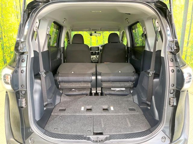 後席を格納すると、これだけの広さが!シーンに合わせたシートアレンジで、大きな荷物も積むことが出来ます♪