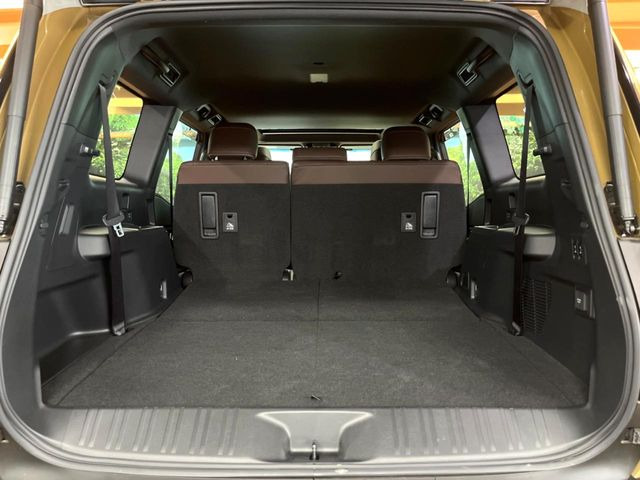 ���i�̂���������ʋ΁A���}���ɏ\���ȉ׎��X�y�[�X���m�ۂ��Ă���܂��B�Z�J���h�V�[�g��|���ƁA�傫�ȉו��̐ύڂ��\�ł���