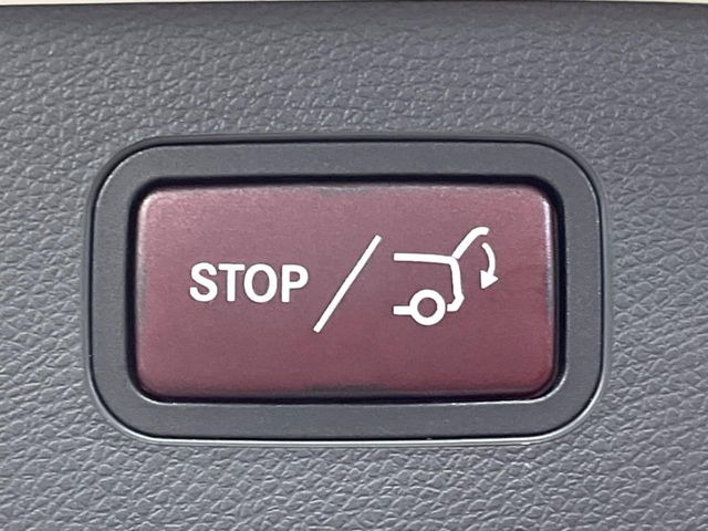 ●電動リアゲート:ワンタッチでリアゲートの開閉ができ、荷物などで両手が塞がっている状態でも簡単に開閉ができる便利機能です。