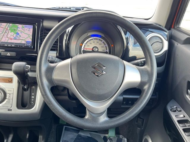 �C���e���A�ɍ��킹���f�U�C���̃X�e�A�����O�́A�^�]�������̂��Ƃ��l���A�^�]���₷���`��A�傫���ł��B�����x�A���ۂɐG���Ă��m���߂��������B