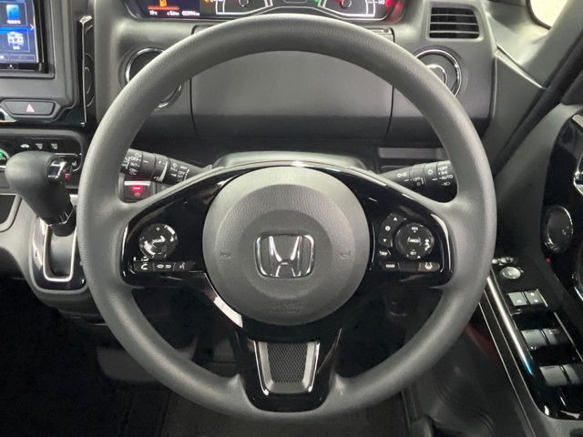 �C���e���A�ɍ��킹���f�U�C���̃X�e�A�����O�́A�^�]�������̂��Ƃ��l���A�^�]���₷���`��A�傫���ł��B�����x�A���ۂɐG���Ă��m���߂��������B