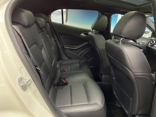 ●後部座席も気になるようなキズ・汚れやへたり等、大きなダメージはなく、良好な状態です。
