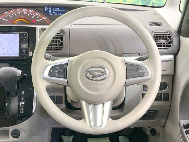 �C���e���A�ɍ��킹���f�U�C���̃X�e�A�����O�́A�^�]�������̂��Ƃ��l���A�^�]���₷���`��A�傫���ł��B�����x�A���ۂɐG���Ă��m���߂��������B