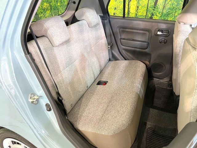 後部座席も気になるようなキズ・汚れやへたり等、大きなダメージはなく、良好な状態です。