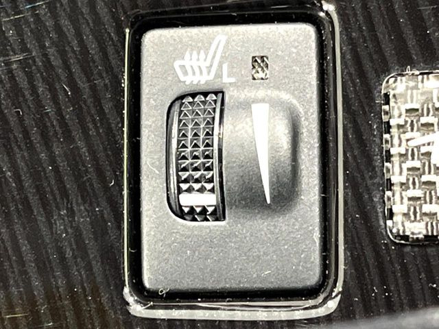 【シートヒーター】寒い日に重宝するシートヒーター!エアコンより早く温まってくれるので寒がりの人も安心ですね♪エアコンの温風は乾燥するから苦手、という方にもをおすすめです。