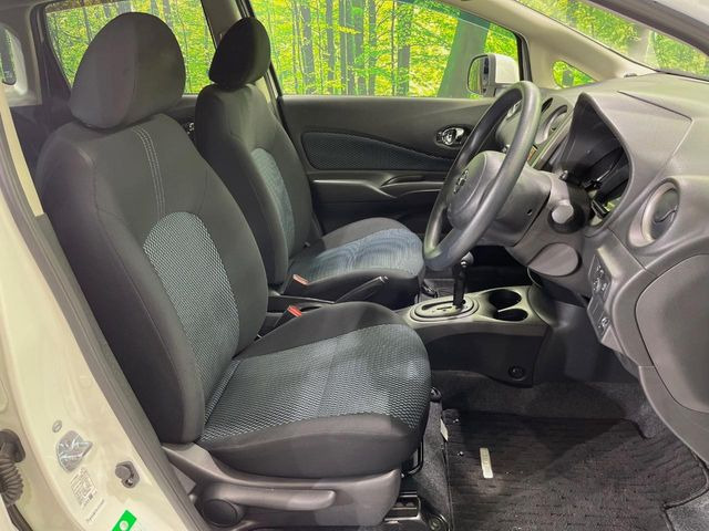 運転席シート廻りは使用感も少なく、良好な状態となっています。前オーナー様が丁寧に使っていたことがよくわかりますね。