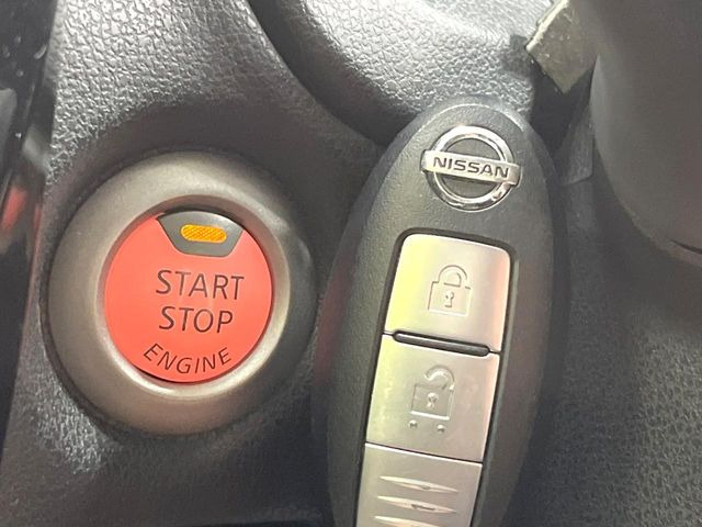 【インテリジェントキー】カバンやポケットに入れたままでもドアの施錠・解錠が可能なスマートキーを装備。エンジンのオン・オフ時もカギを取り出す必要が無いからとっても便利です♪