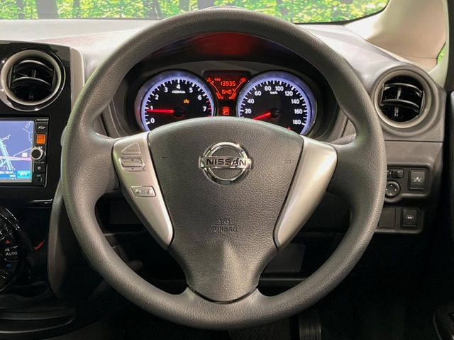 インテリアに合わせたデザインのステアリングは、運転される方のことも考え、運転しやすい形状、大きさです。是非一度、実際に触ってお確かめください。