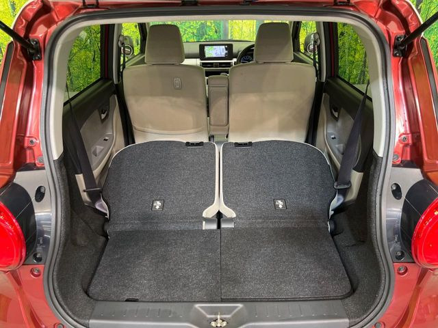 ���i�̂���������ʋ΁A���}���ɏ\���ȉ׎��X�y�[�X���m�ۂ��Ă���܂��B�Z�J���h�V�[�g��|���ƁA�傫�ȉו��̐ύڂ��\�ł���