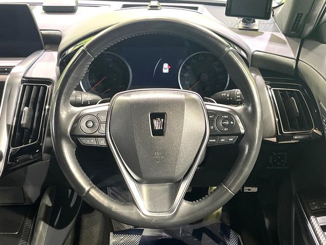 �C���e���A�ɍ��킹���f�U�C���̃X�e�A�����O�́A�^�]�������̂��Ƃ��l���A�^�]���₷���`��A�傫���ł��B�����x�A���ۂɐG���Ă��m���߂��������B