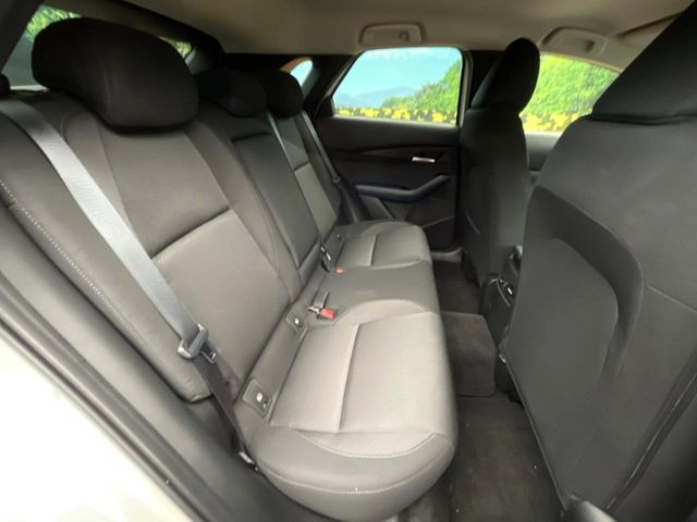 後部座席も気になるようなキズ・汚れやへたり等、大きなダメージはなく、良好な状態です。